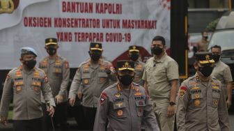 Kapolri Jenderal Polisi Listyo Sigit Prabowo (tengah) bersiap memberikan keterangan saat pelepasan bantuan 1.000 oksigen konsentrator untuk warga yang terpapar COVID-19 di Mabes Polri, Jakarta, Selasa (3/8/2021). [Suara.com/Angga Budhiyanto] 