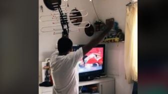 Viral Bapak-bapak Heboh Tonton Pertandingan Greysia/Apriyani sambil Pegangi Antena