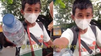 Salut! Tolak Pemberian Uang dari Pengendara Mobil, Alasan Pedagang Asongan Ini Bikin Baper