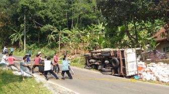 Ikuti Arahan Google Maps, Truk Pengangkut Bansos COVID-19 Terguling