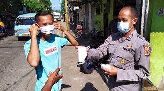 Peduli Kesehatan, Polsek Lemahwungkuk Bagikan Masker Gratis