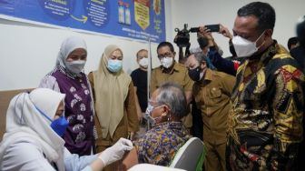 Plt Gubernur Sulsel Luncurkan Vaksinasi Dosis Ke-3 Bagi Nakes