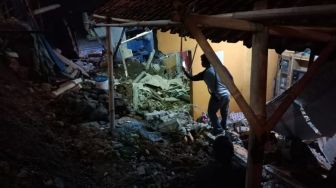 Satu Rumah Rusak Berat Akibat Longsor Tebingan di Sukajaya