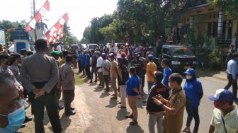Warga Ramai-ramai Tuntut MP Cikulur Didepak dari Jabatannya, Ada Apa?