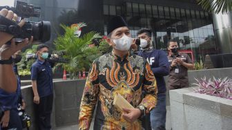 Anggota Komisi IV DPR RI Dedi Mulyadi berjalan meninggalkan gedung KPK usai diperiksa di Jakarta, Rabu (4/8/2021). [ANTARA FOTO/ Reno Esnir]