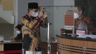 Anggota Komisi IV DPR RI Dedi Mulyadi (kiri) selesai menjalani pemeriksaan di gedung KPK Jakarta, Rabu (4/8/2021). [ANTARA FOTO/ Reno Esnir]