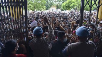 Warga antre untuk melakukan vaksinasi di aula Gedung Serbaguna Pemprov Sumatera Utara, Kota Medan, Selasa (3/8/2021). [ANTARA FOTO/Fransisco Carolio]