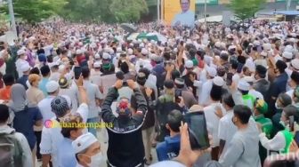 Video Puluhan Ribu Muslim Iringi Pemakaman Habib Saggaf Al Jufri