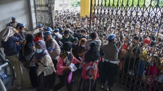 Warga antre untuk melakukan vaksinasi di aula Gedung Serbaguna Pemprov Sumatera Utara, Kota Medan, Selasa (3/8/2021). [ANTARA FOTO/Fransisco Carolio]