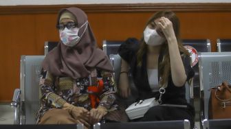 Aktris Aisyah Aqilah (kanan) bersama Ibunda dari Jeff Smith, Areistiani (kiri) saat datang mengikuti jalannya sidang kasus narkoba yang menjerat kekasihnya, Jeff Smith di Pengadilan Negeri Jakarta Barat, Rabu (4/8/2021). [Suara.com/Alfian Winanto]