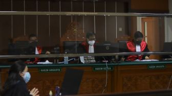 Suasana jalannya sidang kasus narkoba yang menjerat Aktor Jeff Smith di Pengadilan Negeri Jakarta Barat, Rabu (4/8/2021). [Suara.com/Alfian Winanto]