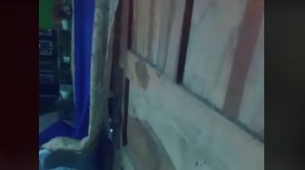 Wanita Sendirian di Rumah Temukan Hal Mengerikan, Pintu Bergerak-gerak Tengah Malam