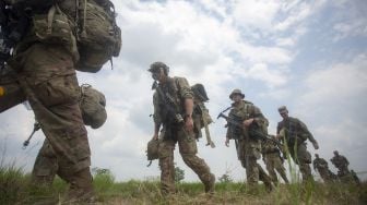 Tentara Amerika (US Army) berjalan usai penerjunan bersama TNI AD saat Latihan Bersama Garuda Shield ke 15/2021 di Pusat Latihan Tempur (Puslatpur) TNI AD di Martapura, Ogan Komering Ulu (OKU) Timur, Sumatera Selatan, Rabu (4/8/2021). [ANTARA FOTO/Nova Wahyudi]