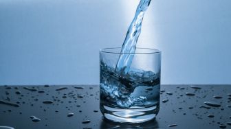 Memang Enak Sih, Tapi Ini 4 Efek Buruk Minum Air Dingin saat Cuaca Panas Ekstrem!