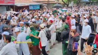 Kerumunan Pengantar Jenazah Habib Saggaf, Warganet Soroti Lonjakan Kasus Covid-19 di Palu