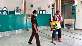 Mahasiswa Sinjai Dihukum Bersihkan Masjid dan Azan 3 Pekan