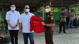 Tak Taati Prokes, Wakil Bupati Lampung Tengah Dihukum Bersihkan Masjid