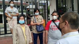 Vaksinasi Covid-19 Dosis Kedua Belum Diberikan, Warga Datangi Balai Kota