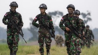 Prajurit TNI AD berjalan usai penerjunan bersama dengan Tentara Amerika (US Army) saat Latihan Bersama Garuda Shield ke 15/2021 di Pusat Latihan Tempur (Puslatpur) TNI AD di Martapura, Ogan Komering Ulu (OKU) Timur, Sumatera Selatan, Rabu (4/8/2021). [ANTARA FOTO/Nova Wahyudi]