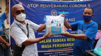 Anggota DPR Asal Sumbar Sebar Paket Sembako untuk Warga dan Wartawan Terdampak Pandemi