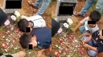 Viral 2 Bocah Tabur Bunga di Makam Ibu, Kompak Tempelkan Kuping di Tanah Kuburan