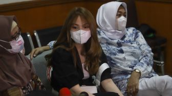 Aktris Aisyah Aqilah saat datang mengikuti jalannya sidang kasus narkoba yang menjerat kekasihnya, Jeff Smith di Pengadilan Negeri Jakarta Barat, Rabu (4/8/2021). [Suara.com/Alfian Winanto]