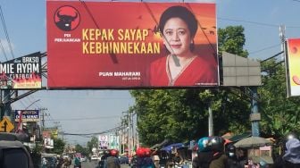 Heboh Detik-detik Pemasang Baliho Puan Maharani di Banjarnegara, Warganet: Auto Boikot