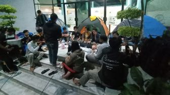 Dirikan Tenda dan Bermalam di Rektorat, Mahasiswa Unsri Tuntut UKT Dipotong