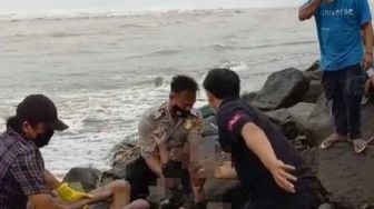 "Nongkrong" Belakangi Laut Selatan, Kakek Ini Tewas Diterjang Ombak