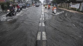 Sejumlah kendaraan melintasi genangan air di Jalan Margonda Raya, Depok, Jawa Barat, Kamis (5/8/2021).  ANTARA FOTO/Asprilla Dwi Adha