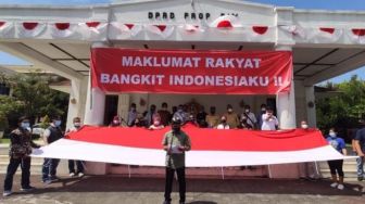 Sampaikan Maklumat Rakyat, Ratusan Warga Jogja Pasang Bendera Merah Putih di Malioboro