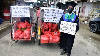 Pakai Toga dan Baju Wisuda Mahasiswa Bagikan Nasi Bungkus Gratis di Pasar