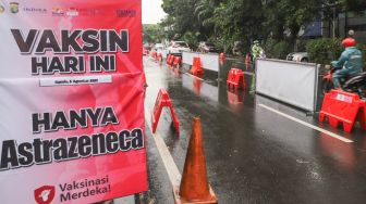 Papan berisi informasi vaksinasi Covid-19 secara Drive Thru di Polres Metro Jakarta Selatan, Kamis (5/8/2021) . [Suara.com/Alfian Winanto]