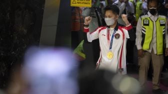 Pebulutangkis ganda putri peraih medali emas Olimpiade Tokyo 2020, Apriyani Rahayu berpose setiba di Bandara Soekarno Hatta, Tangerang, Banten, Rabu (4/8/2021). ANTARA FOTO/Aditya Pradana Putra