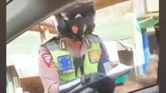 Viral Polisi di Solo Bantu Jualan Koran, Ternyata Alasannya Bikin Trenyuh