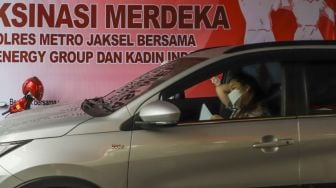 Suasana jalannya proses vaksinasi Covid-19 warga secara Drive Thru di Polres Metro Jakarta Selatan, Kamis (5/8/2021) . [Suara.com/Alfian Winanto]