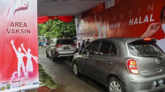 Suasana jalannya proses vaksinasi Covid-19 warga secara Drive Thru di Polres Metro Jakarta Selatan, Kamis (5/8/2021) . [Suara.com/Alfian Winanto]