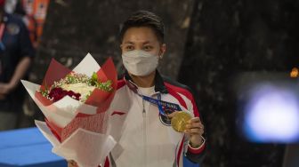 Pebulutangkis ganda putri peraih medali emas Olimpiade Tokyo 2020, Apriyani Rahayu berpose setiba di Bandara Soekarno Hatta, Tangerang, Banten, Rabu (4/8/2021). ANTARA FOTO/Aditya Pradana Putra