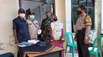 Bhabinkamtibmas dan Babinsa Kecapi Pantau Penyaluran Bansos Kemensos RI