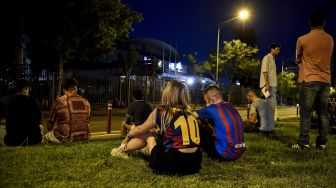 Fans Barcelona berkumpul di luar Camp Nou, Barcelona, Spanyol, Kamis (5/8). [Foto AFP]
