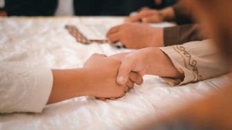Baju Pengantin Beli di Toko Online, Kisah Pasangan Menikah Sederhana Cuma Habis Rp6,8 Juta