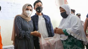 Aktris Ashanty memberikan bantuan berupa sembako kepada warga korban kebakaran di Jalan Karet Pasar Baru 1, Karet Tengsin, Jakarta Pusat, Jumat (6/8/2021). [Suara.com/Alfian Winanto]