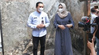 Aktris Ashanty meninjau lokasi kebakaran di Jalan Karet Pasar Baru 1, Karet Tengsin, Jakarta Pusat, Jumat (6/8/2021). [Suara.com/Alfian Winanto]