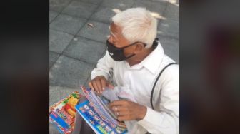 Kakek 73 Tahun Jual Buku Keliling, Tak Ambil Untung Banyak Alasannya Buat Terharu