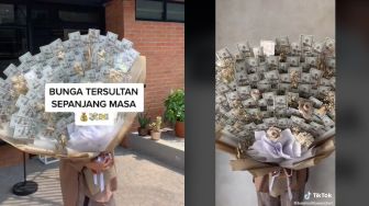 Viral Buket Bunga Sultan, Isinya Uang Dolar Bisa Langsung Buat Beli Mobil