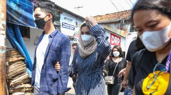 Aktris Ashanty usai memberikan bantuan berupa sembako kepada warga korban kebakaran di Jalan Karet Pasar Baru 1, Karet Tengsin, Jakarta Pusat, Jumat (6/8/2021). [Suara.com/Alfian Winanto]