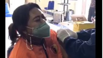 Kocak! Takut Jarum Suntik Saat Vaksinasi Covid-19, Wanita Ini Sampai 'Ngompol'