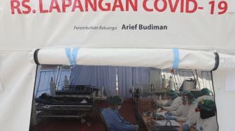 Petugas medis berada di dalam tenda darurat yang dijadikan ruang triase di halaman RSUD Matraman, Jakarta, Jumat (6/8/2021). [Suara.com/Angga Budhiyanto]