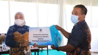 Bantu Masyarakat Terdampak Pandemi, Kemnaker Serahkan Bantuan kepada PKL Mojokerto