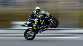 Dalam file ini foto diambil pada 03 Agustus 2019 Pembalap Monster Energy Yamaha Team asal Italia Valentino Rossi melakukan wheelie di akhir sesi kualifikasi Moto GP Grand Prix Republik Ceko di Brno. Rossi mengumumkan pada 5 Agustus 2021 bahwa ia akan pensiun pada akhir musim. [AFP Photo]